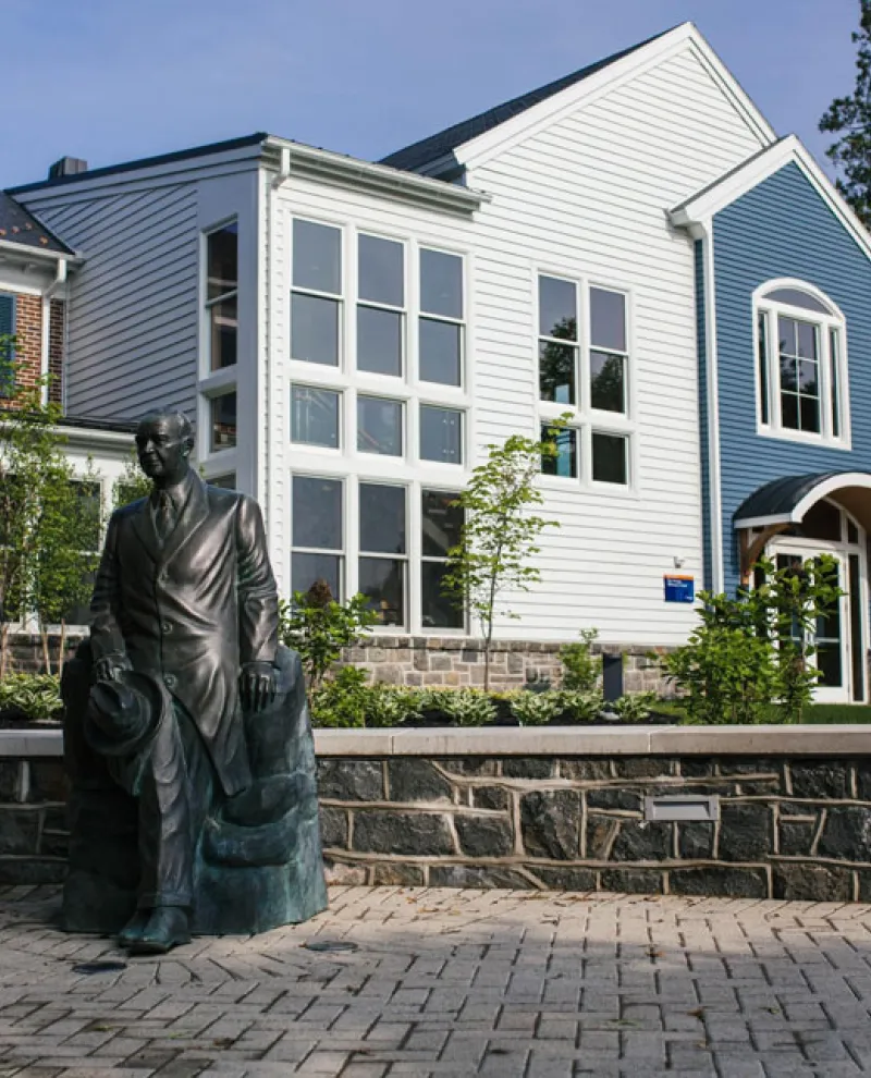 An image of Eisenhower statue in front of a campus building.
