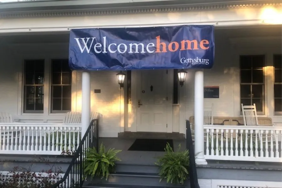 welcome home banner hanging at alumni house