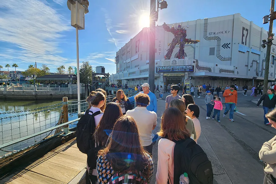 Greg Edelson ’87, P’18, P’21 to guides students on a career immersion experience