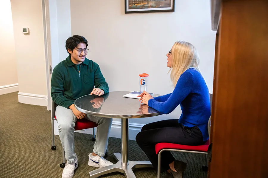 Cara Smith meets with Sanij Shrestha ’26 on Guided Pathways.
