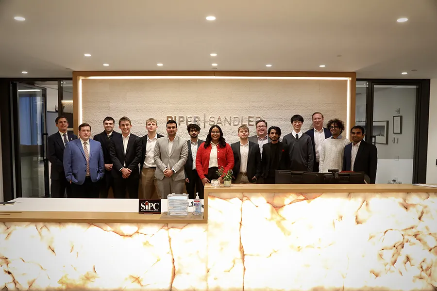 Gettysburg College students tour Piper Sandler's trading floor and pose with Brian McIntosh ’01.