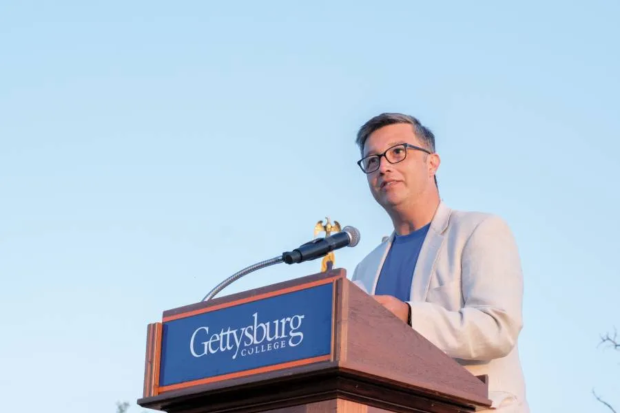 An image of Prof. César Leal delivernig a keynote speech