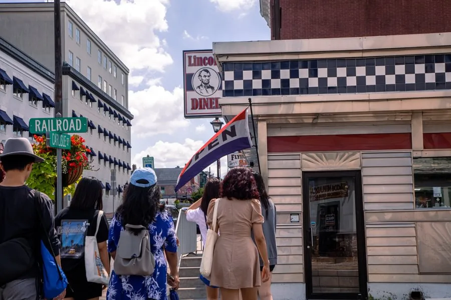 Students pass The Lincoln Diner in Gettysburg during orientation, August 2022.