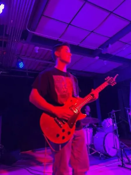 Nate Kong ’25 plays guitar for Listeners and Performers.