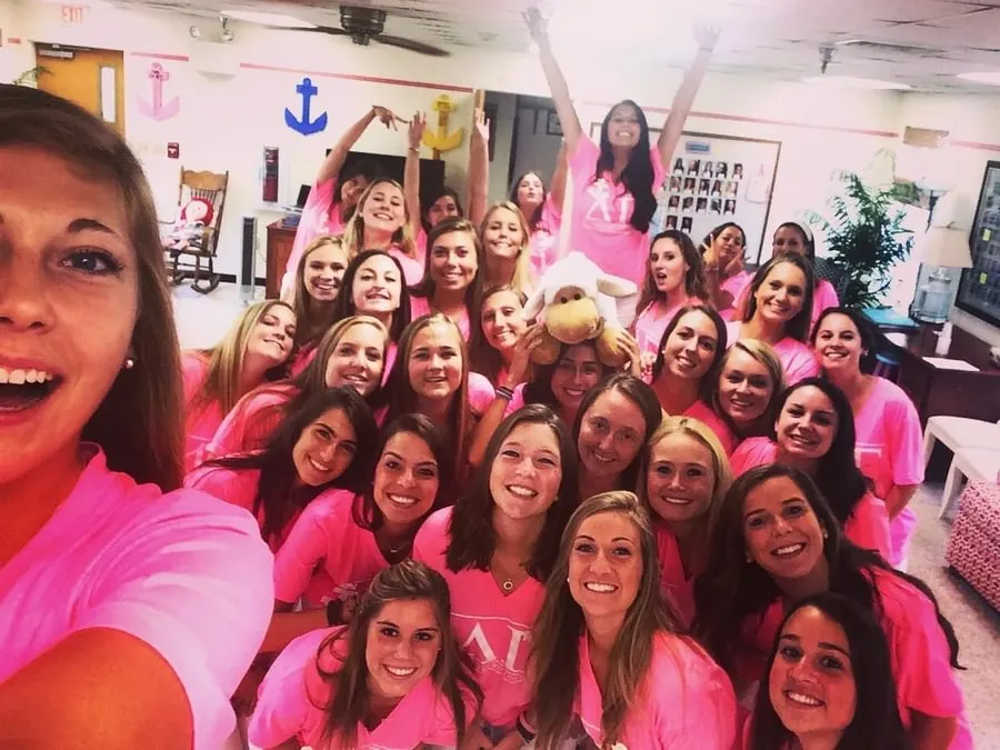 Morgan (Flagg) Fleites ’16, president of Delta Gamma, with her sorority sisters 