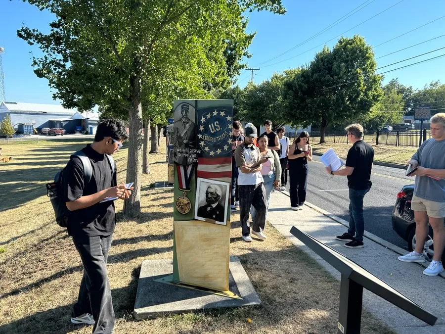 First-Year Seminar students tour Gettysburg’s Lincoln Cemetery.