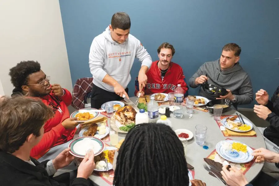  Students gather for turkey and tradition during Servo Thanksgiving.