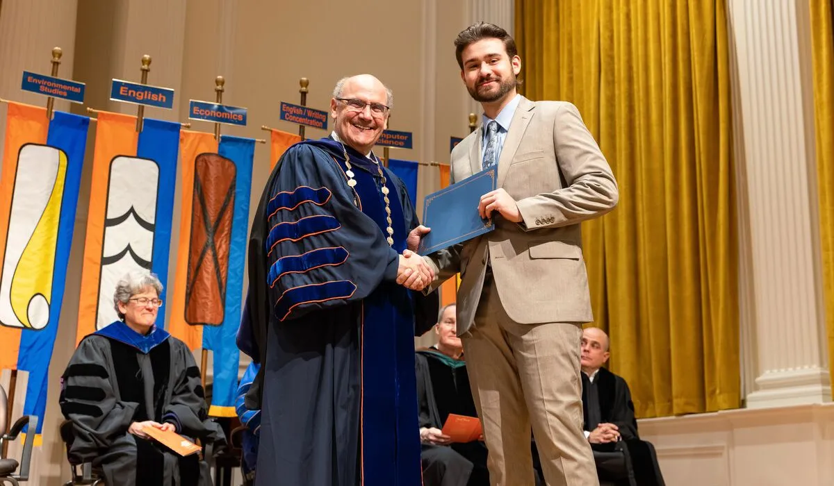 An image of the Midyear Graduate shaking the Presidents hand