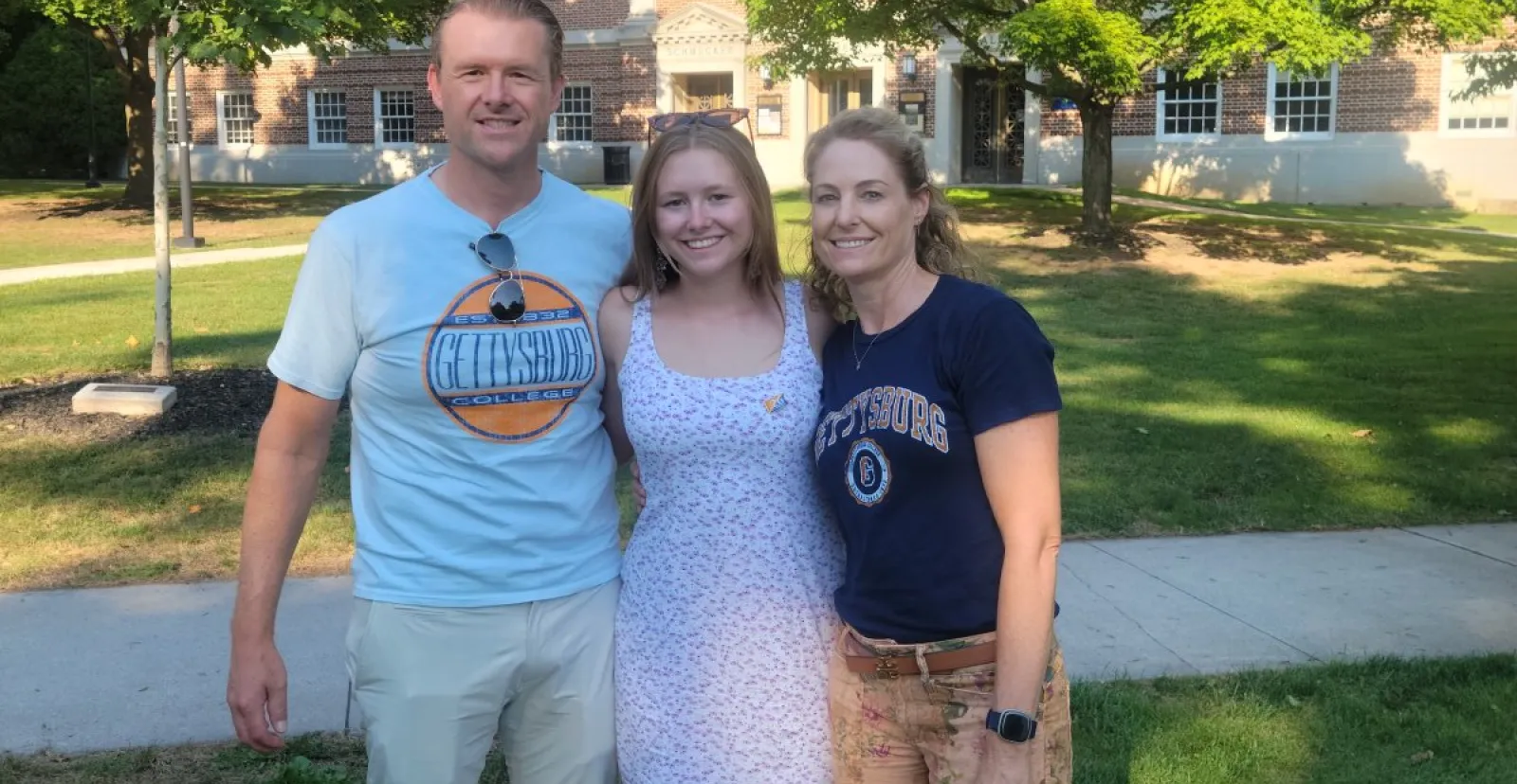 Julia Minor ’26 with her parents