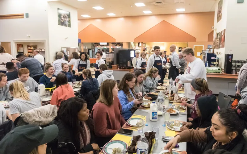 Students eating thanksgiving dinner at the Servo dining hall
