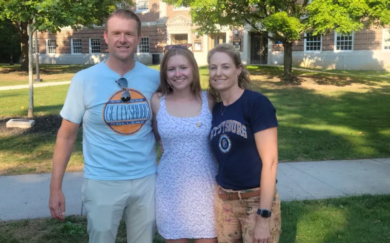 Julia Minor ’26 with her parents