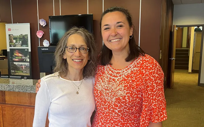 A photo of Stacy Godnick ’84 and Julianne Cabour ’12 